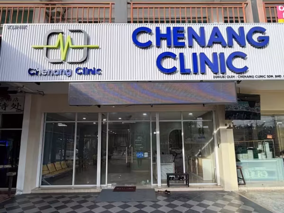 Bahagian hadapan Chenang Clinic Cenang View